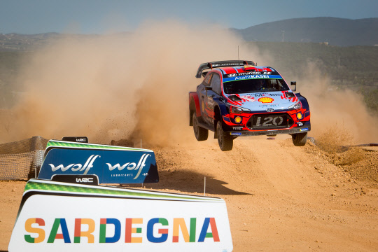 현대자동차 'i20 Coupe WRC(월드랠리챔피언십)' 랠리카가 달리고 있다. <현대자동차 제공>